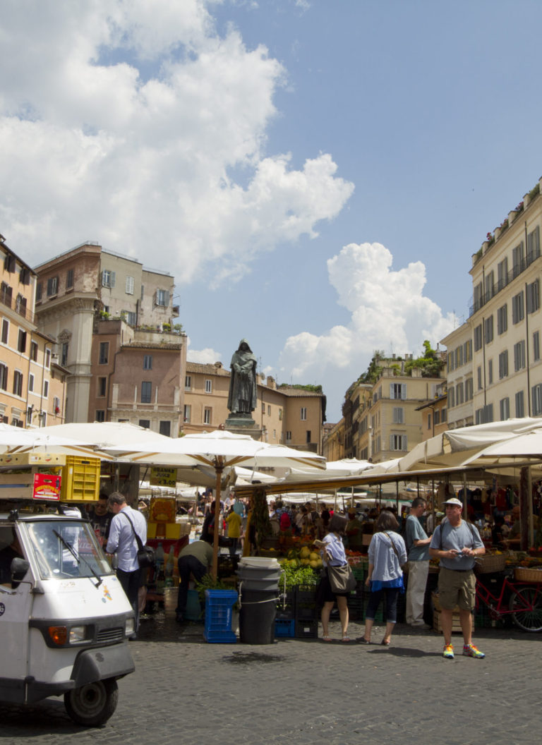 Campo de' Fiori, Roma photo by trolvag Wikimedia Commons