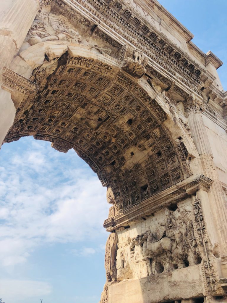 Visite Colisé, Visita dei Fori Imperiali Arco di Tito photo by Arkos Makos Unsplash