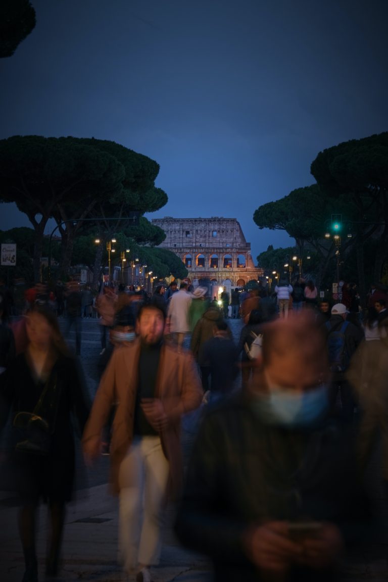 Visita serale di Roma Via dei Fori imperiali e Colosseo, Roma di notte, photo by Baldassare Caradonna Unsplash