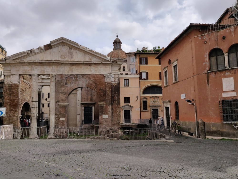 Portico di Ottavia Ghetto ebraico foto di Camelia Boban Wikimedia Commons