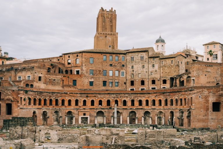 Visite guidate roma, visite des forums impériaux Visita dei Fori Imperiali Mercati di Traiano photo by Gabriella Clare Marino Unsplash