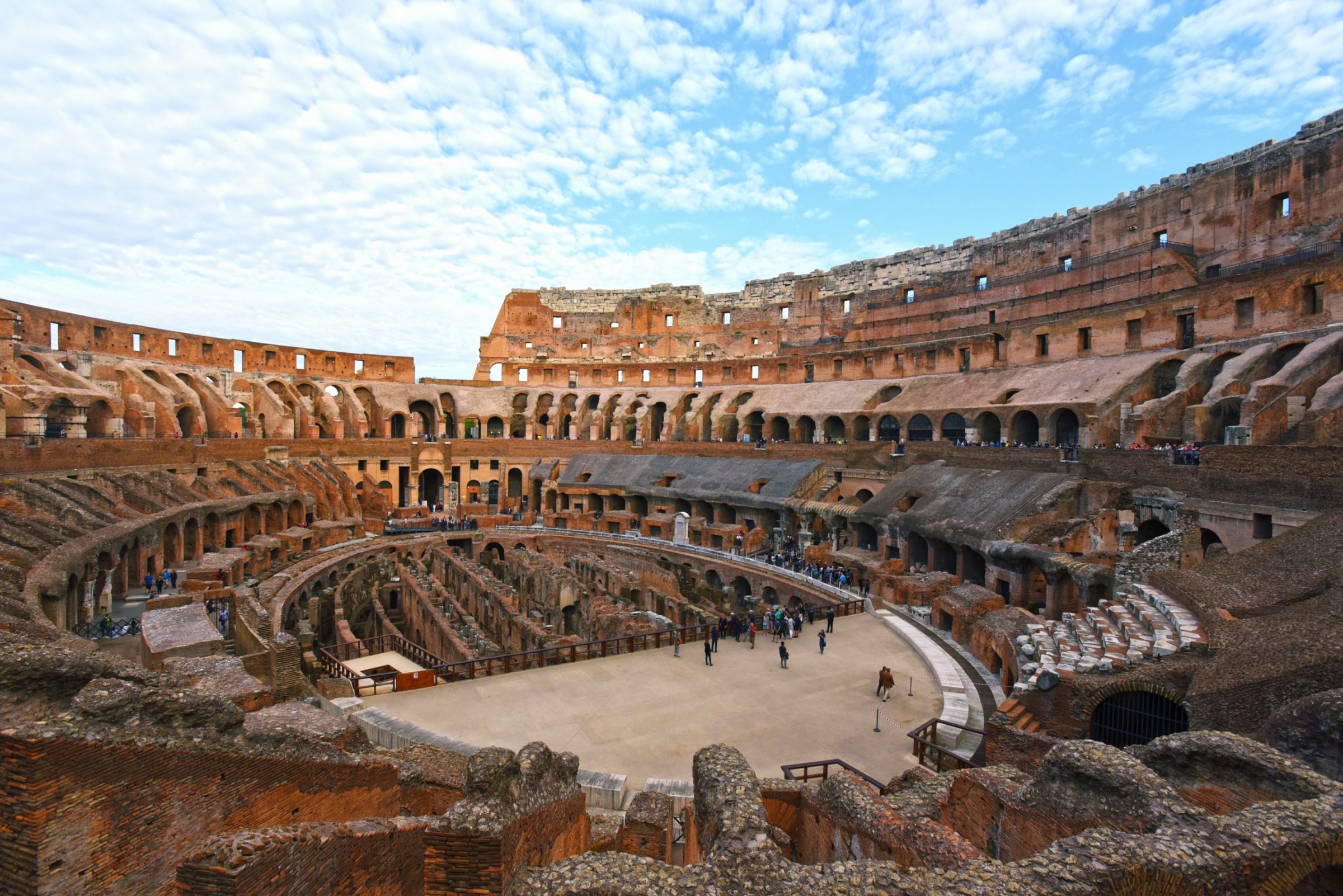 Visite Colosseo, Visite du Colisee Visit of the Colosseum foto di Tommao Wang Unsplash