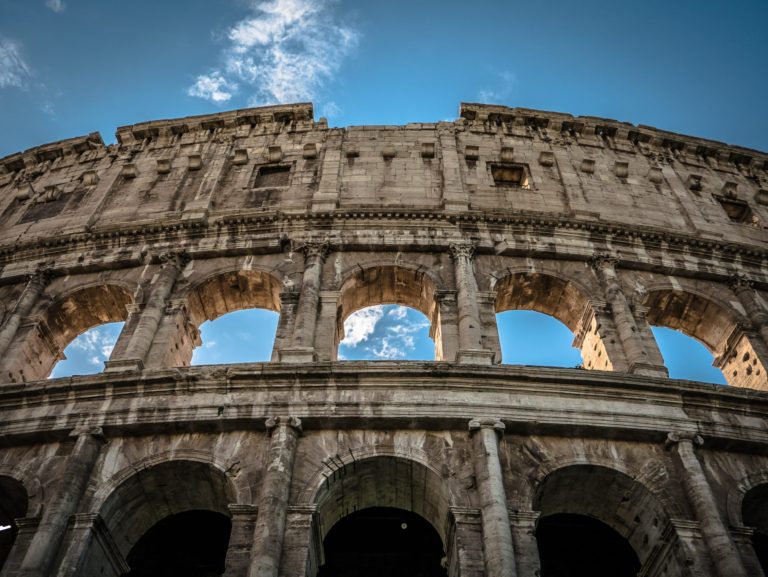 Colosseo mauricio-artieda-Tm0urvAW044-unsplash-scaled.jpeg