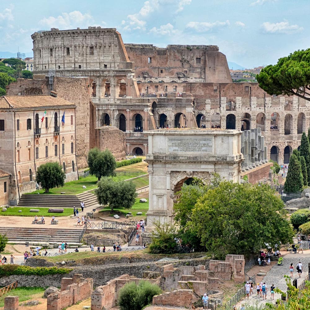 Fori Imperiali Roman Forum Colosseo Colisee Colosseum reserver les tickets d entree du Colisee photo by David Edkins Unsplash