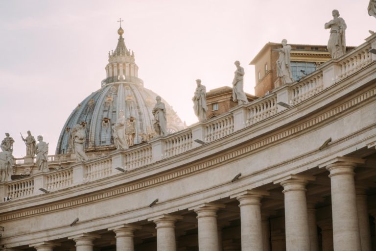 Visita dei Musei Vaticani Photo by Simone Savoldi Unsplash